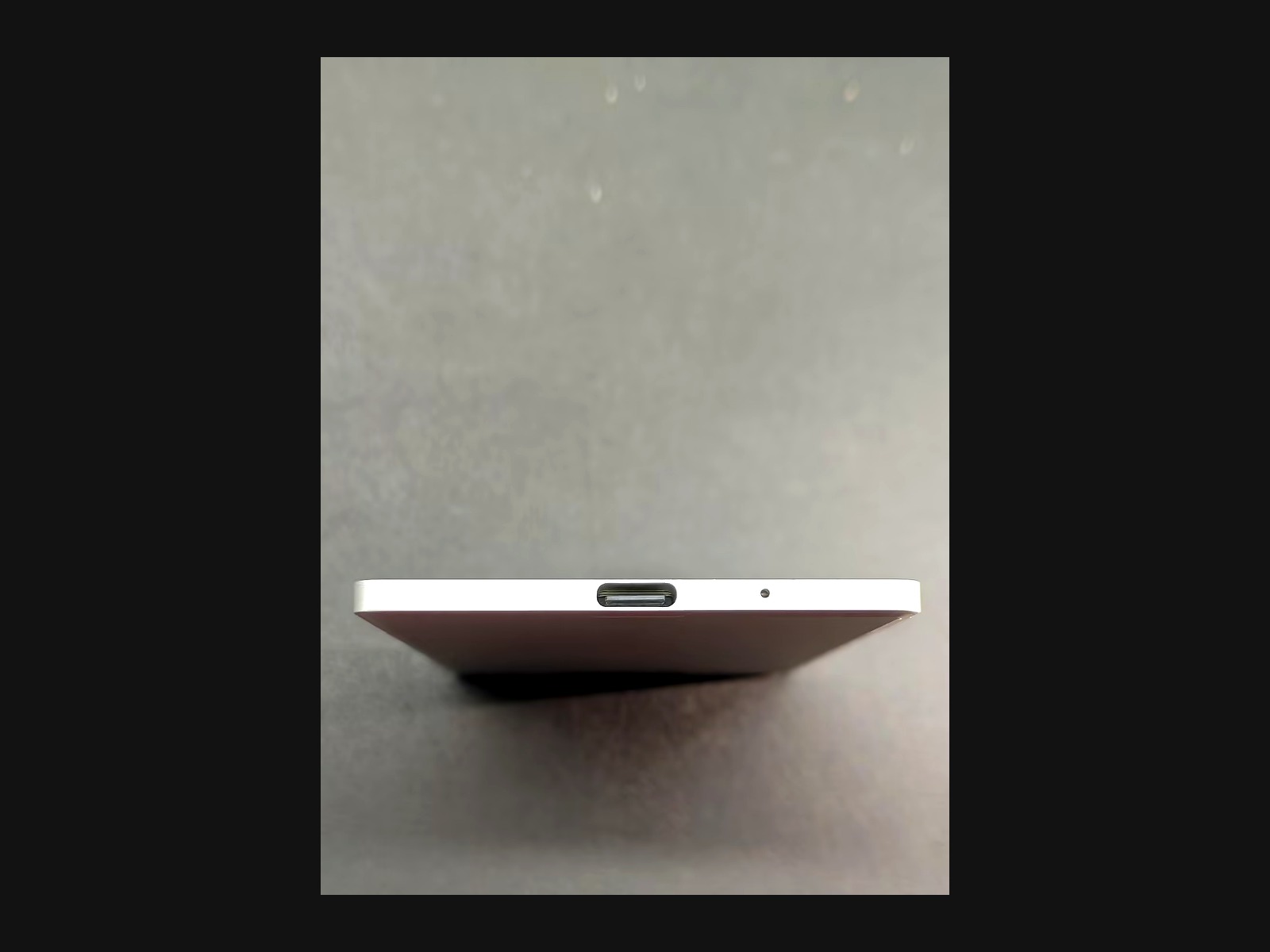 USB-C 与拾音孔特写